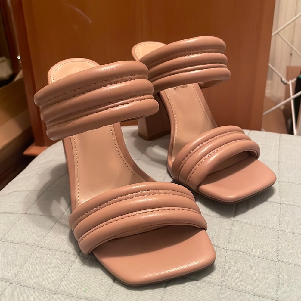 Steve Madden Tahini Puffy Strap Sandal, Block Heel, Square Toe, 7, Tan (Nude).